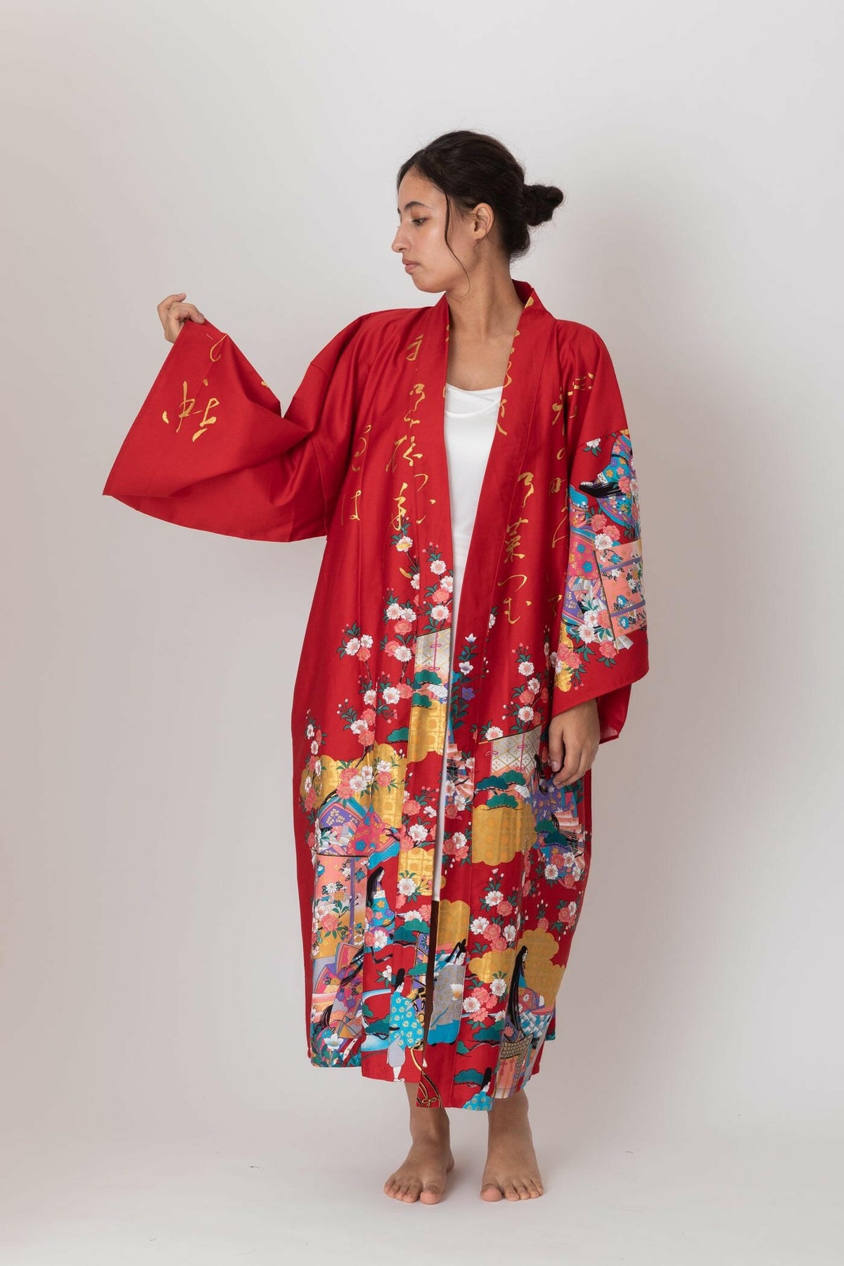 Women Gilt Poem & Princess Cotton Sateen Short Kimono Color Red Model Front No Belt View
