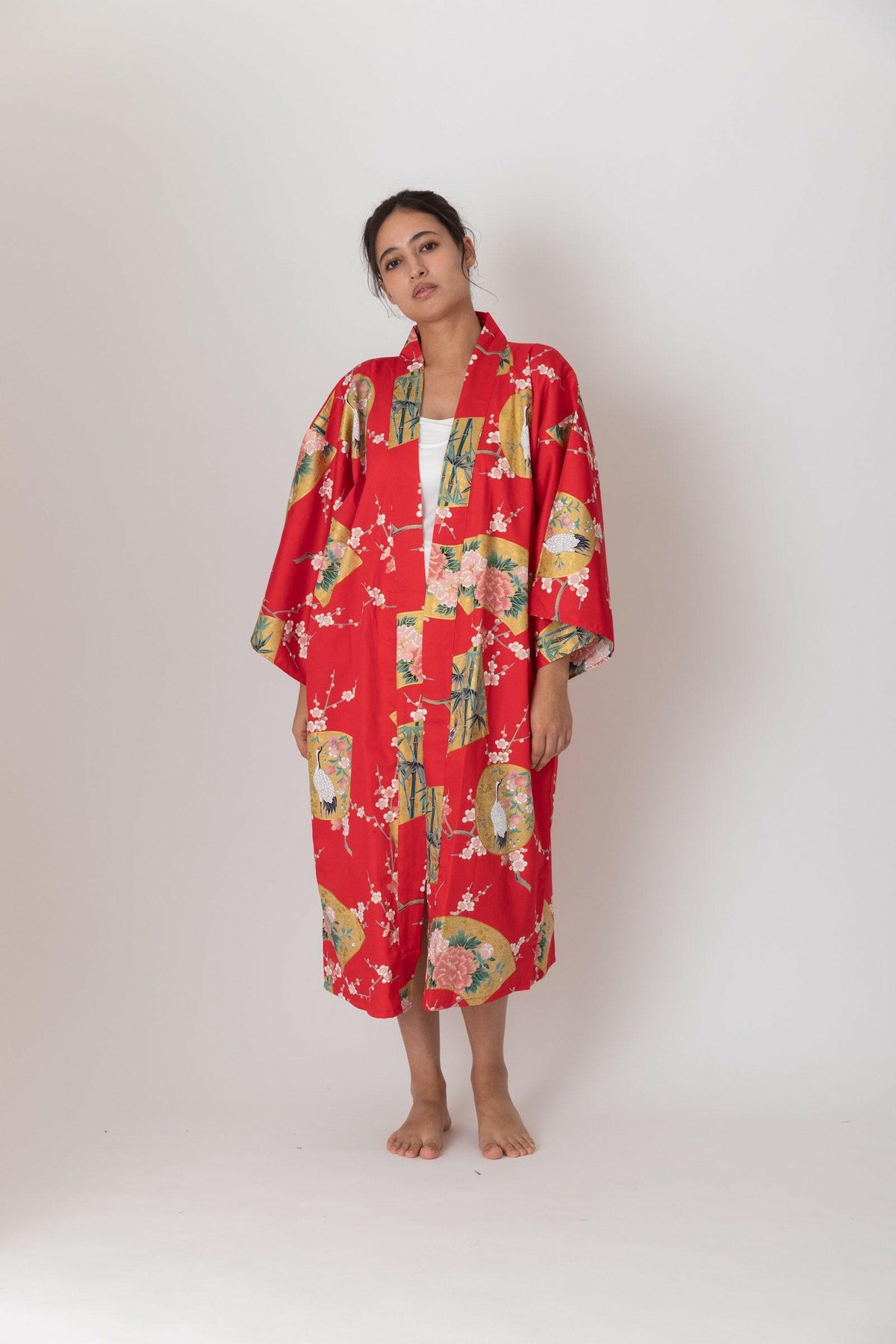 Women Beautiful Crane Cotton Sateen Short Kimono Color Red Model Front No Belt View