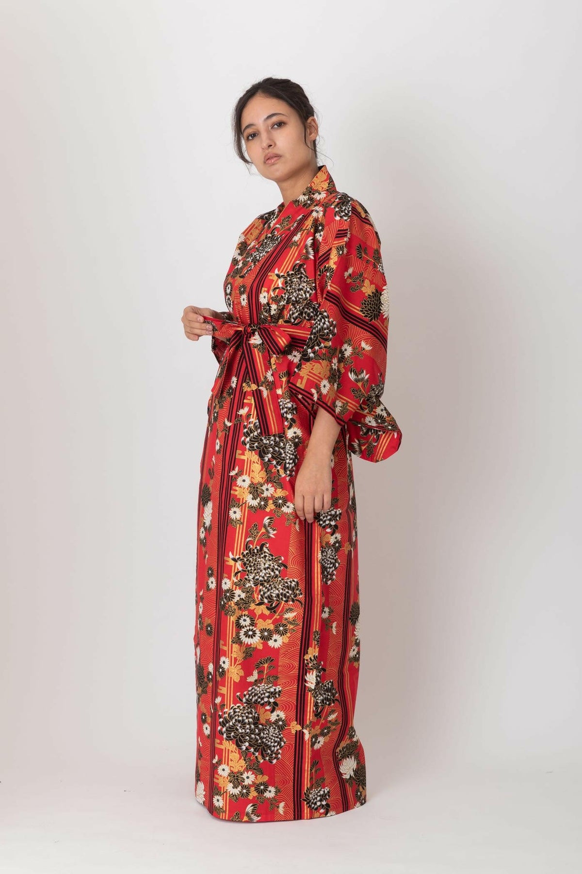 Women Chrysanth Blooming Cotton Yukata Kimono Color Red Model Side View