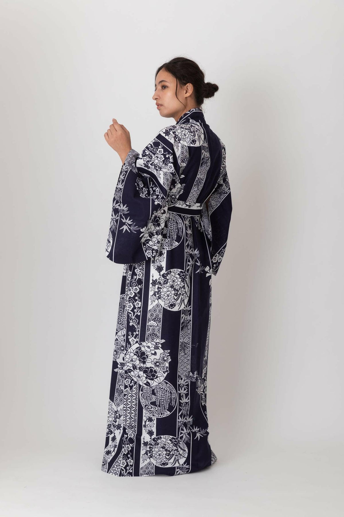 Women Flowers in Circles Cotton Yukata Kimono Model Rear View